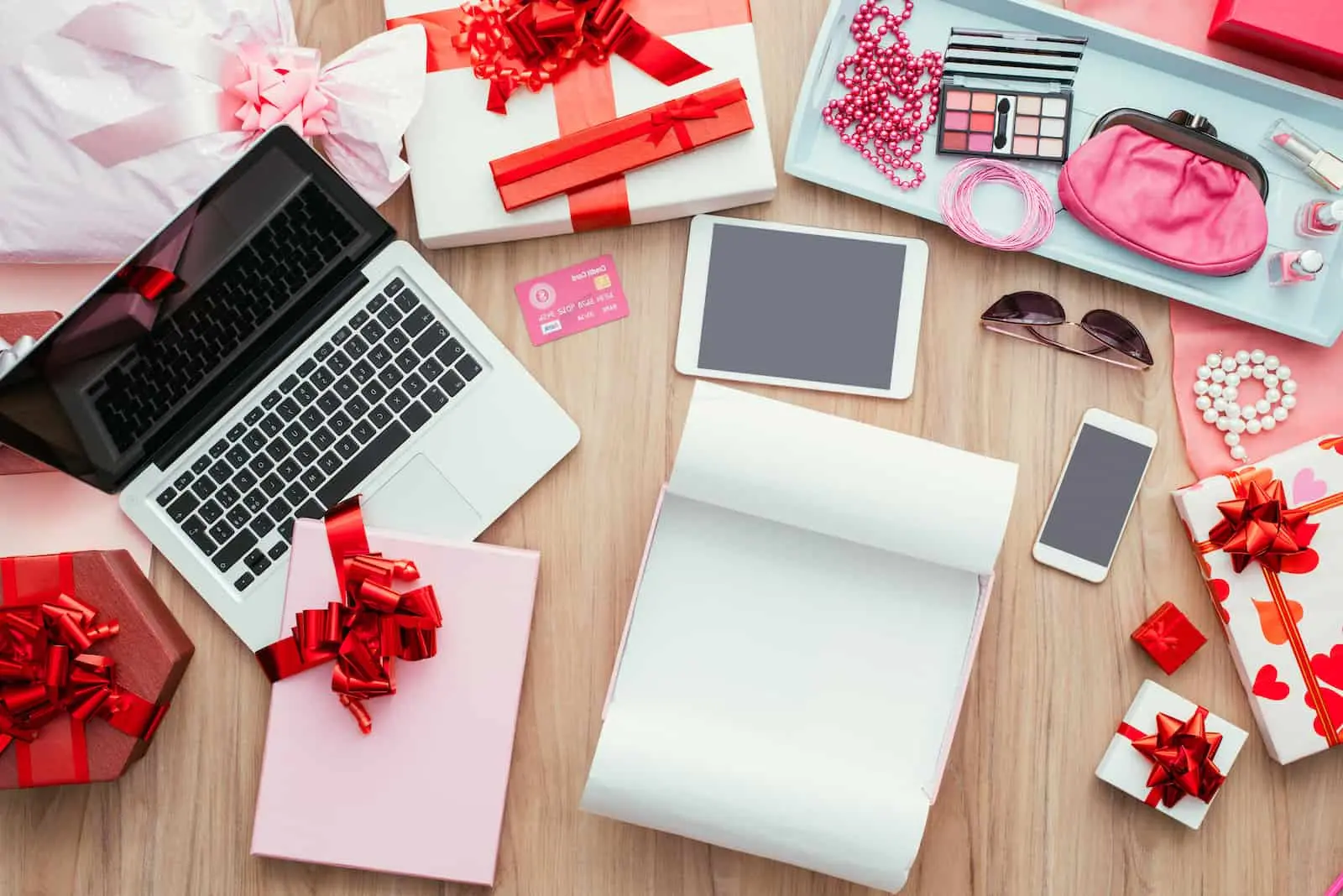 Employee Birthday Gift Ideas to Celebrate Your Team