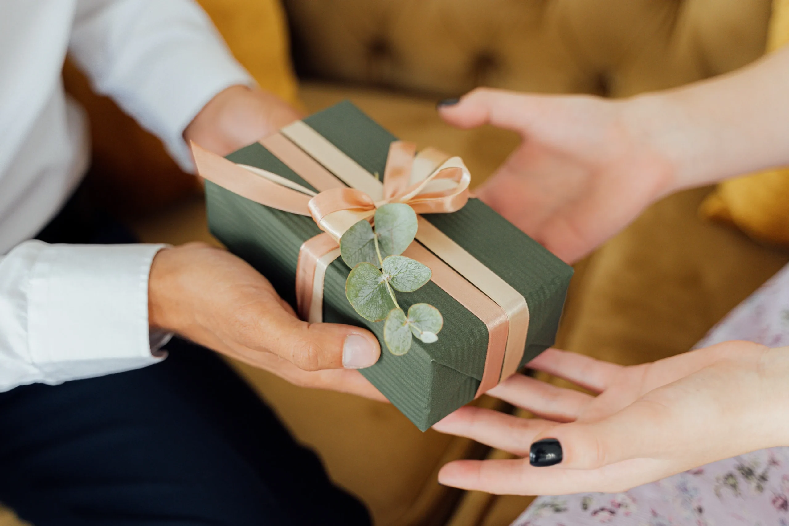 How Customized Corporate Gifts in UAE Enhance Relationships